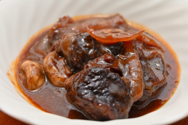 牛すね肉のワイン煮|赤ワインで柔らかく煮込んだ牛肉料理のイメージ画像