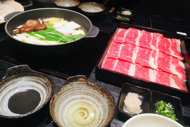 神戸牛しゃぶしゃぶの霜降り肉と湯通しの様子を写した高級和牛の画像