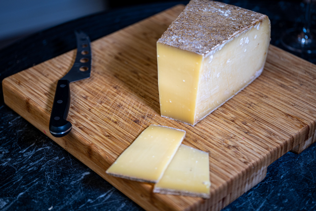 コンテチーズ　フランス産ハードチーズの断面と熟成の風味