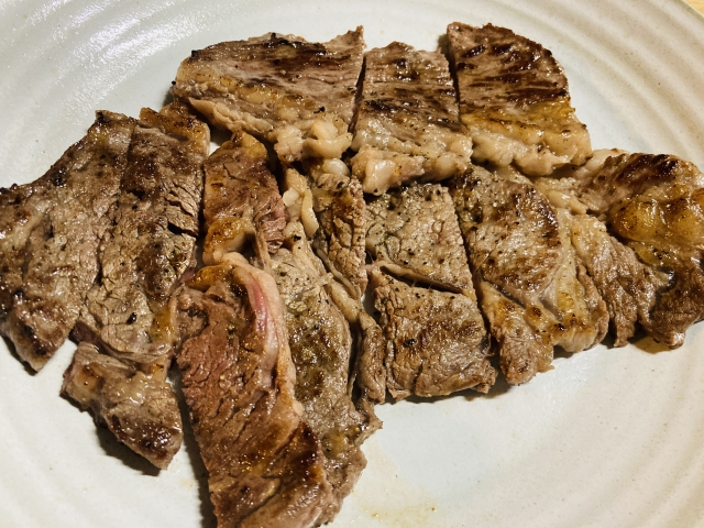 オーストラリア産牛肉のロースステーキの画像｜赤身の旨みが強いジューシーなオージービーフ