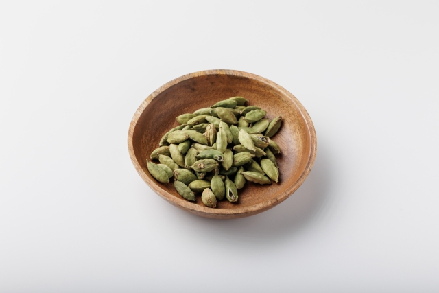 カルダモンの実とスパイスの写真