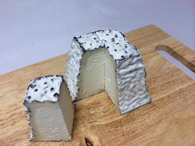 ヴァランセチーズ　フランス産シェーブルチーズの灰をまとったピラミッド型