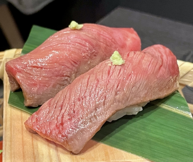 牛肉をのせた握り寿司 牛肉寿司の盛り付け