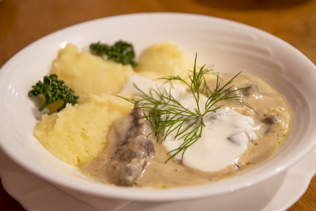 北欧の定番ビーフストロガノフ　クリーミーな牛肉煮込み料理