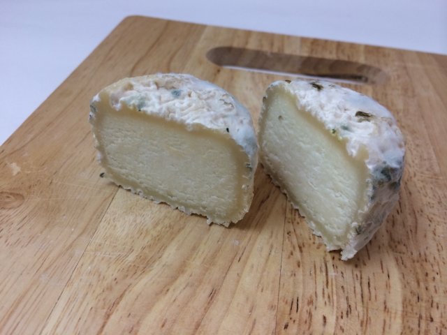 クロタン・ド・シャヴィニョル　フランス産シェーブルチーズの小型円盤形