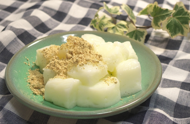 牛乳餅にきなこをたっぷりかけた和風デザート