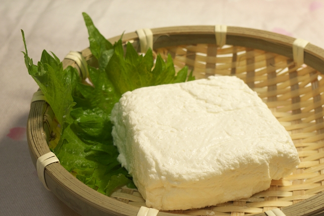 牛乳豆腐の塊を皿に盛り付けた画像