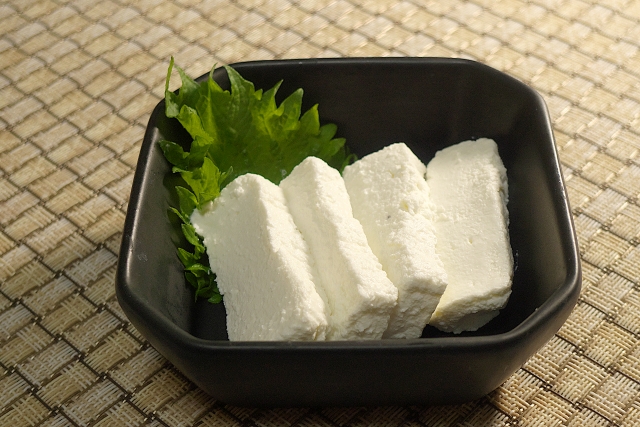 牛乳豆腐を器に盛り付けた料理の画像