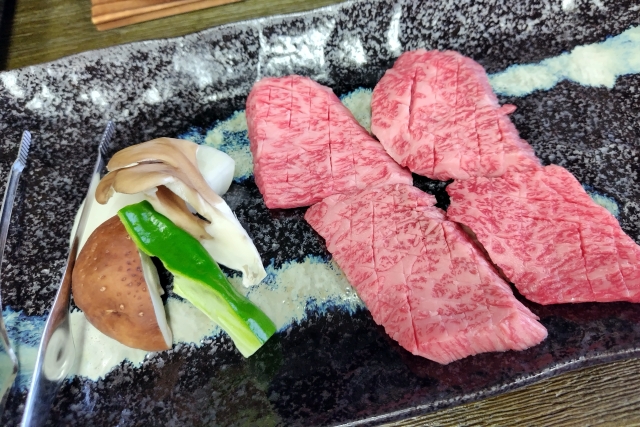 美しい霜降りが入った白老牛の肉の写真