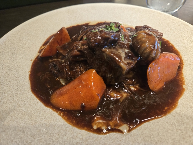 黒毛和牛の赤ワイン煮込み|柔らかく煮込んだ和牛と濃厚ソースの料理写真