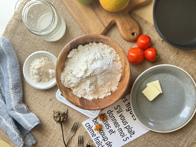 家庭でパン作りをしている様子の画像