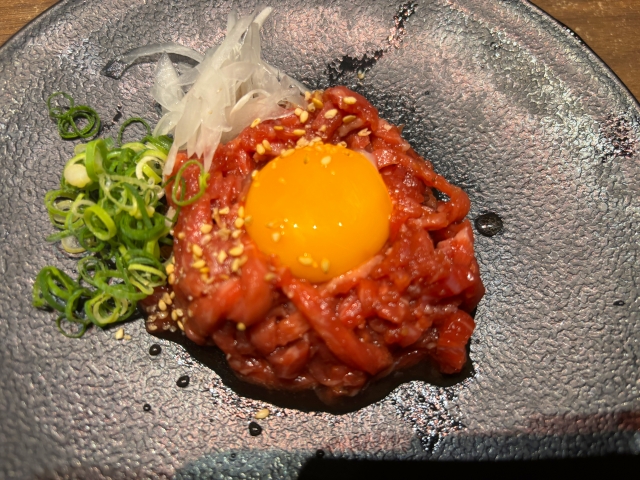 牛肉ユッケ　細切り生牛肉の盛り付けと卵黄