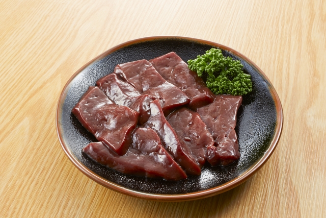 牛レバー　新鮮な生レバーの質感と色合い
