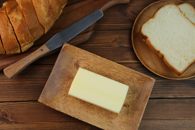 料理用のバター塊を写した画像