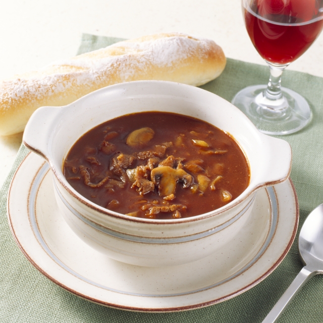 デミグラスソースで煮込んだハッシュドビーフと白ご飯の料理写真