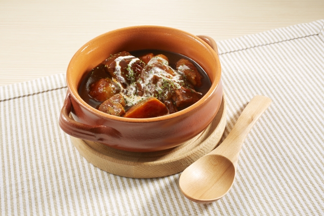 牛乳で仕上げたクリーミーなビーフシチューの完成イメージ