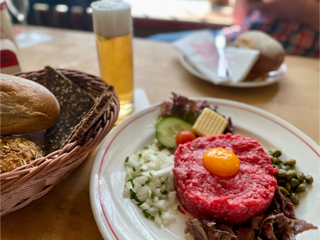 牛肉のタルタルステーキ　刻んだ生牛肉と卵黄の盛り付け