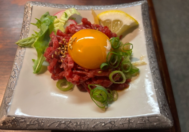 和牛ユッケ　細切り和牛と卵黄の盛り付け