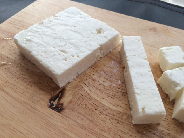 フェタチーズ　ギリシャ産の白いフレッシュチーズと塩味の特徴