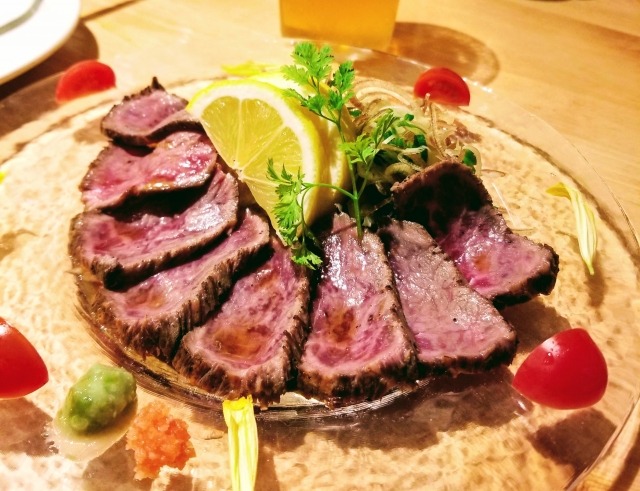 牛肉のたたき　表面を焼いた赤身肉の断面と盛り付け