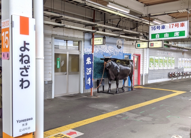 米沢駅ホームに設置された米沢牛モニュメントの写真|米沢牛の魅力を象徴する観光名所