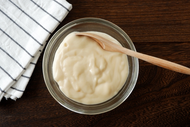 手作りホワイトソースを鍋で調理している様子の画像