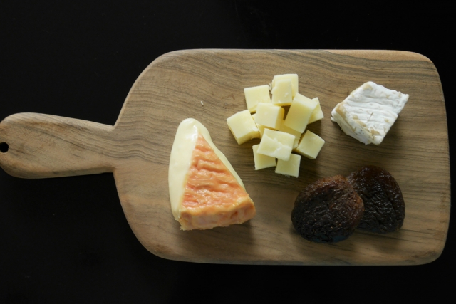 エポワスチーズ　一番左　フランス産ウォッシュタイプチーズ