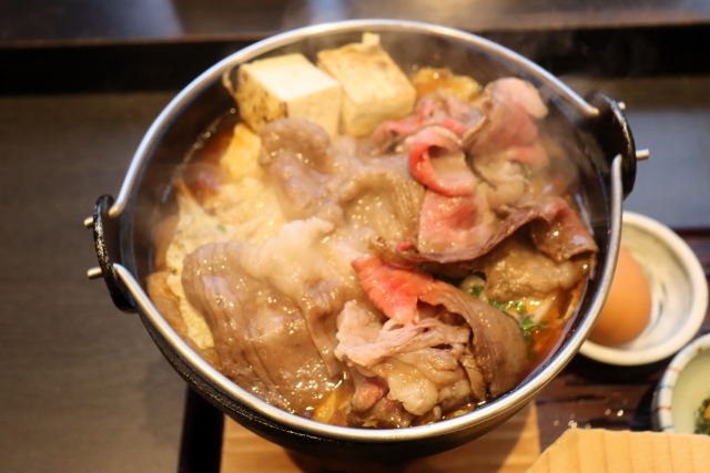 米沢牛のすき焼きの画像|霜降りの甘みが際立つ贅沢な鍋料理