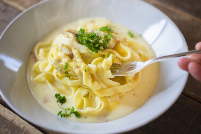 手作りカルボナーラの濃厚パスタのアイキャッチ画像(牛乳と全卵で作るレシピ)