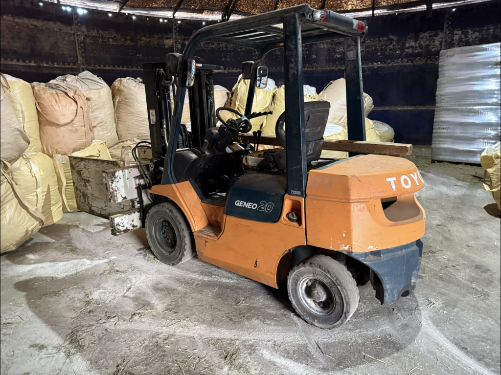 酪農現場で使用されているフォークリフト