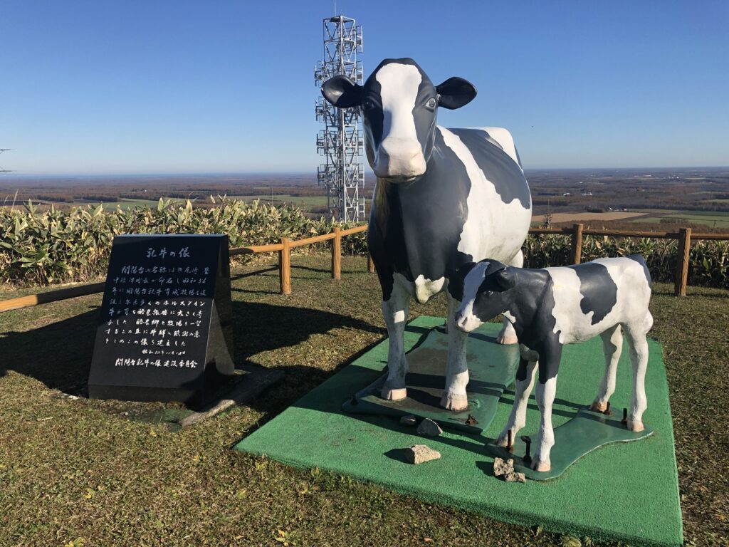 中標津の開陽台に設置された乳牛の像の画像