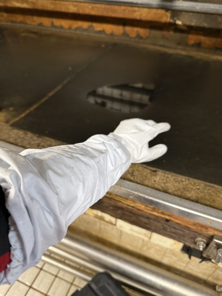 ショーワグローブNo240を装着する防水腕カバー付き手袋の写真