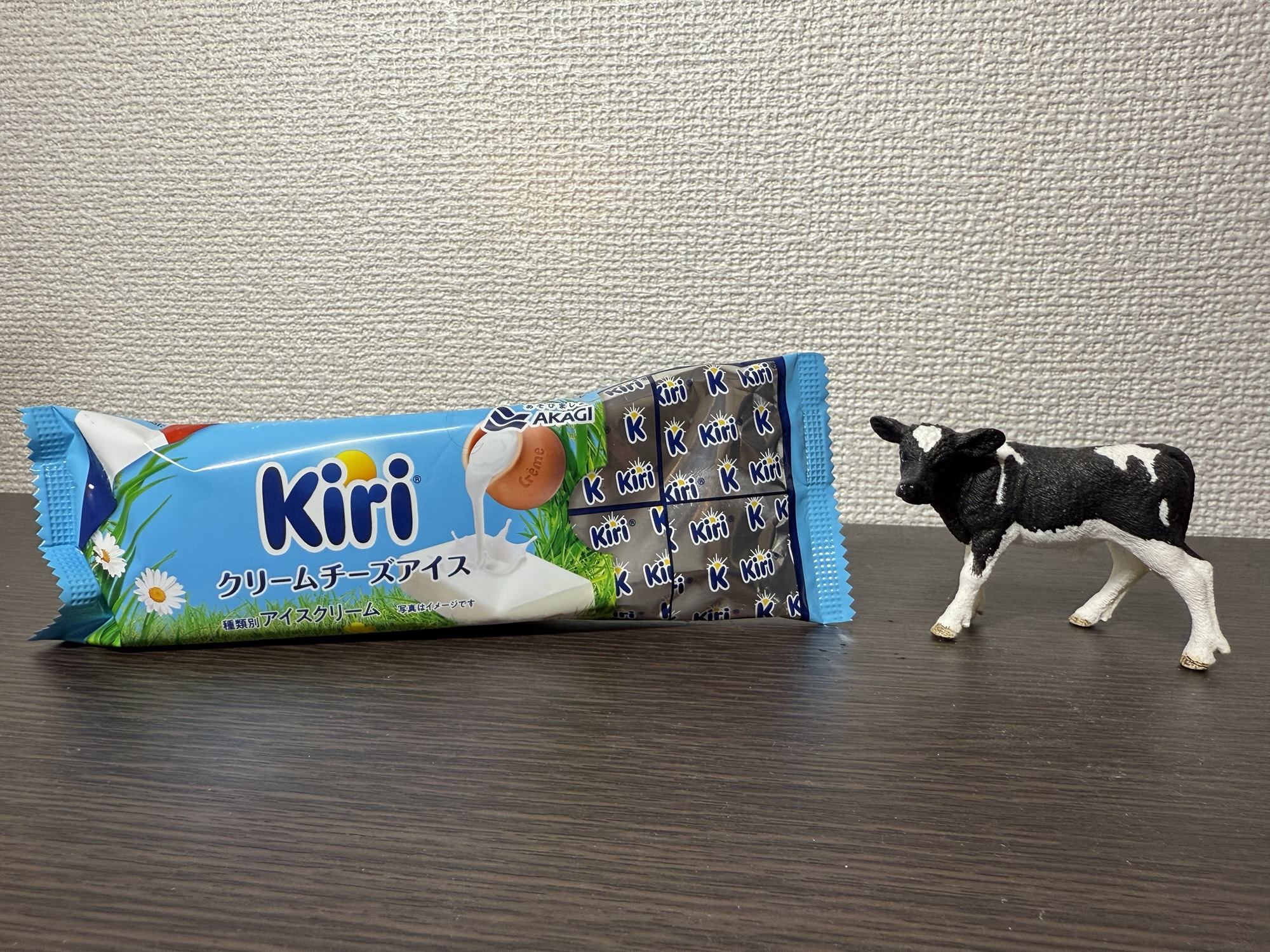 Kiriクリームチーズアイス 銀パッケージと切り口｜爽やかな酸味と濃厚なコク