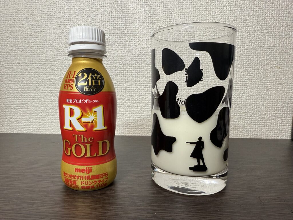 明治プロビオヨーグルトR-1 The GOLDをグラスに注いだ画像