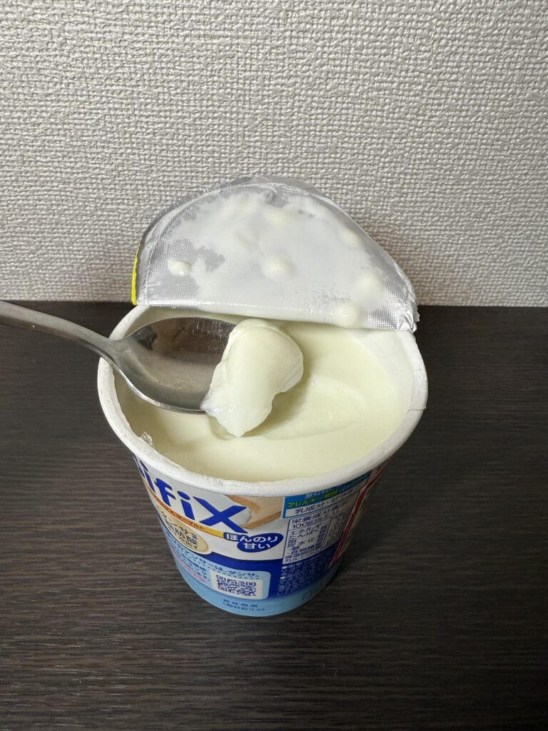 BifiXヨーグルトをスプーンで掬い上げた写真