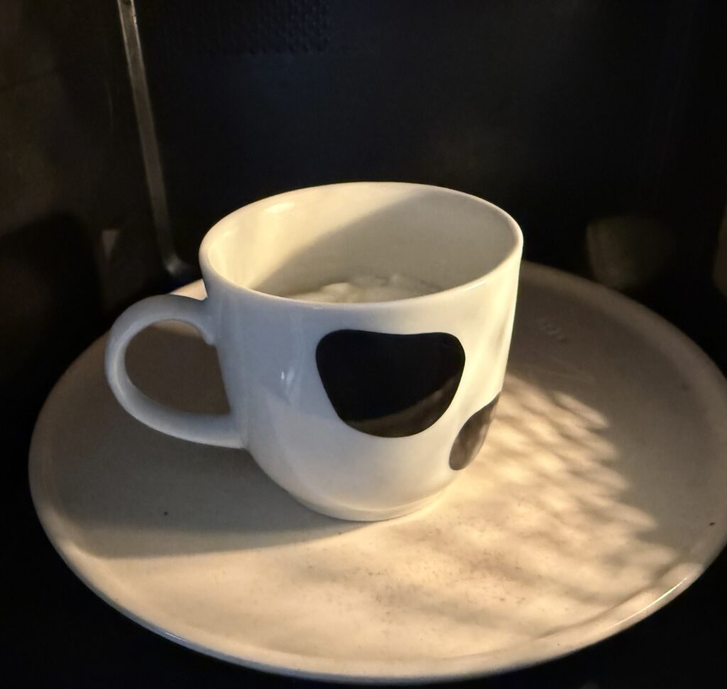 電子レンジで人肌程度に温めたホットヨーグルトの写真