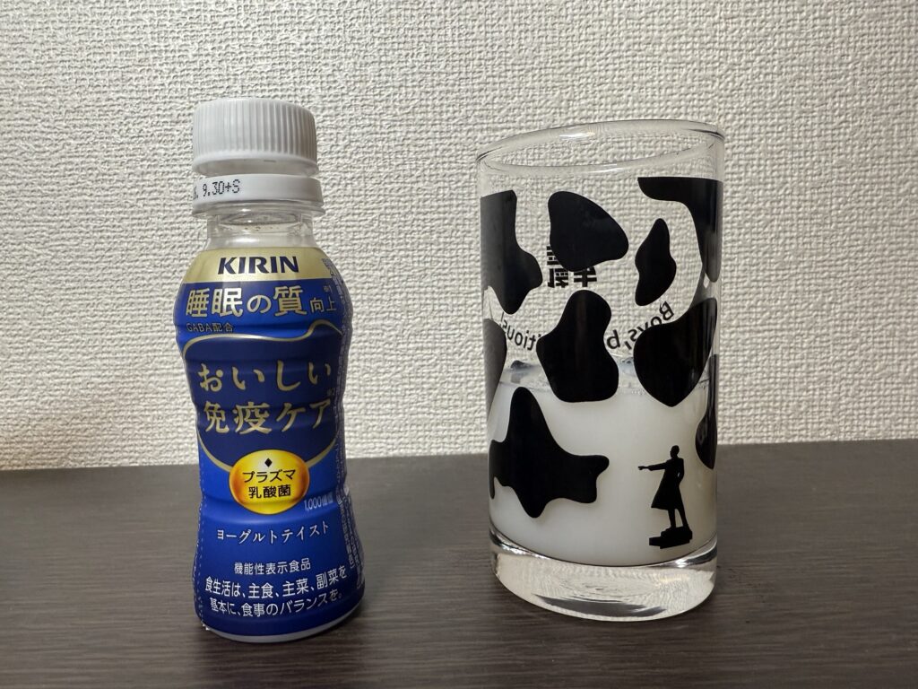 キリンおいしい免疫ケア睡眠をコップに注いだ画像