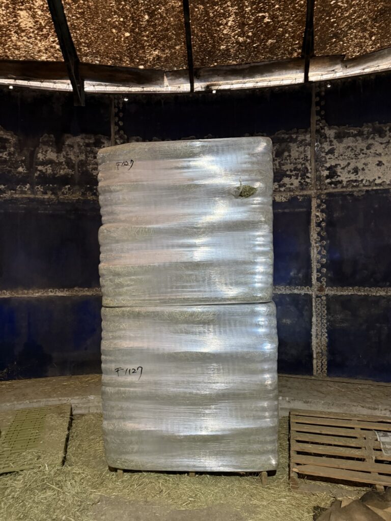 フォークリフトで運搬する輸入乾草ブロック。