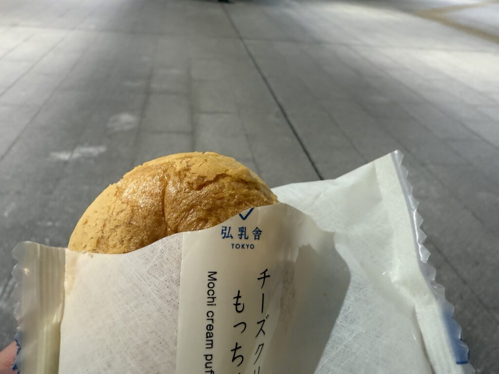 弘乳舎TOKYOのもっちりチーズクリームシュー中身写真