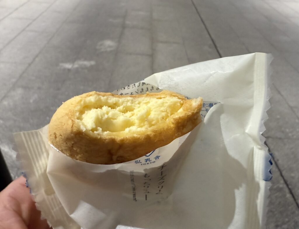 弘乳舎TOKYOのもっちりチーズクリームシュー断面写真