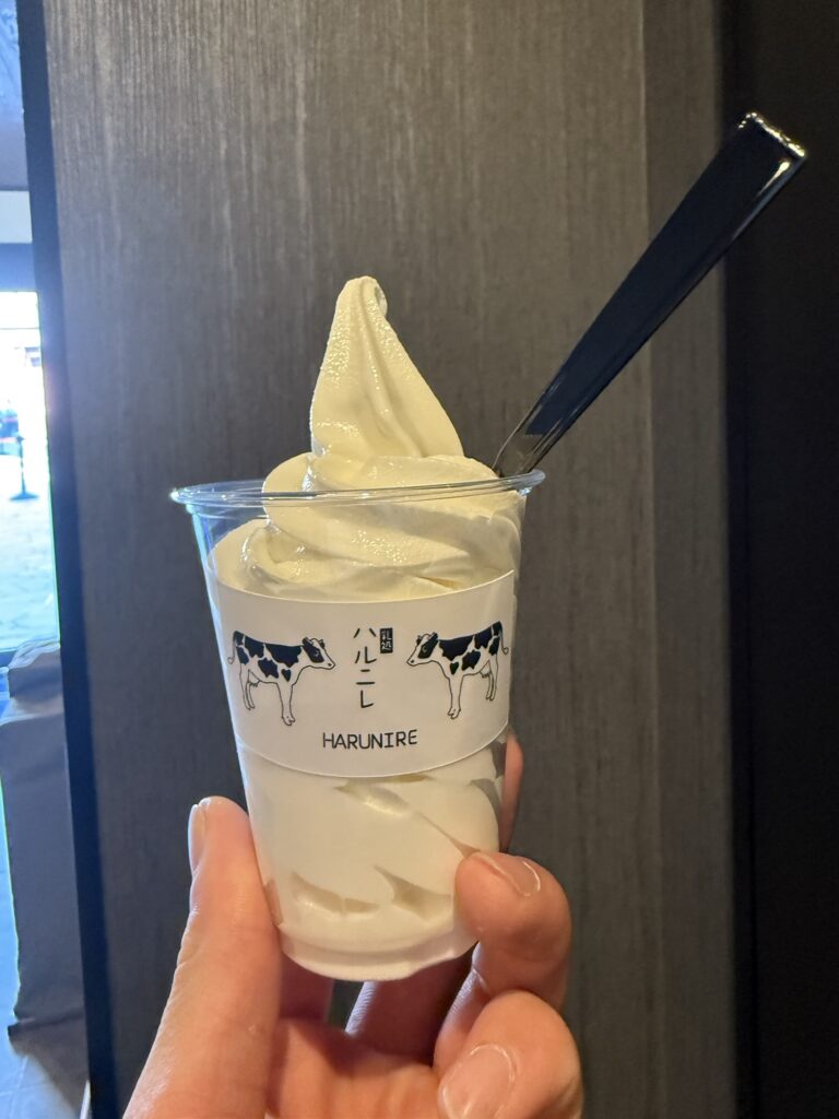 北海道産ミルク使用のハルニレ自慢ソフトクリーム