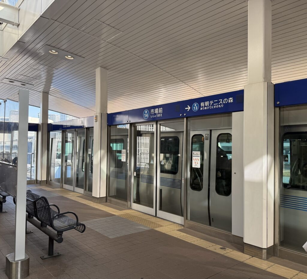 ゆりかもめの車両と走行風景の写真