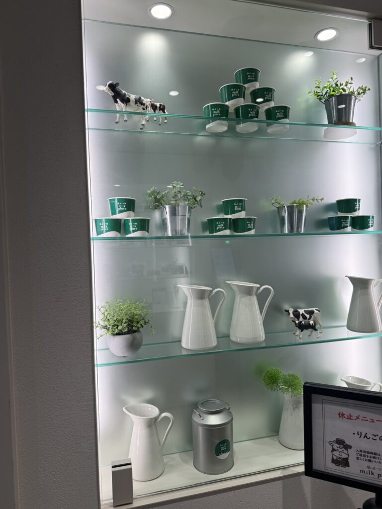 よつ葉ミルクプレイス恵比寿の店内に飾られた牛の装飾