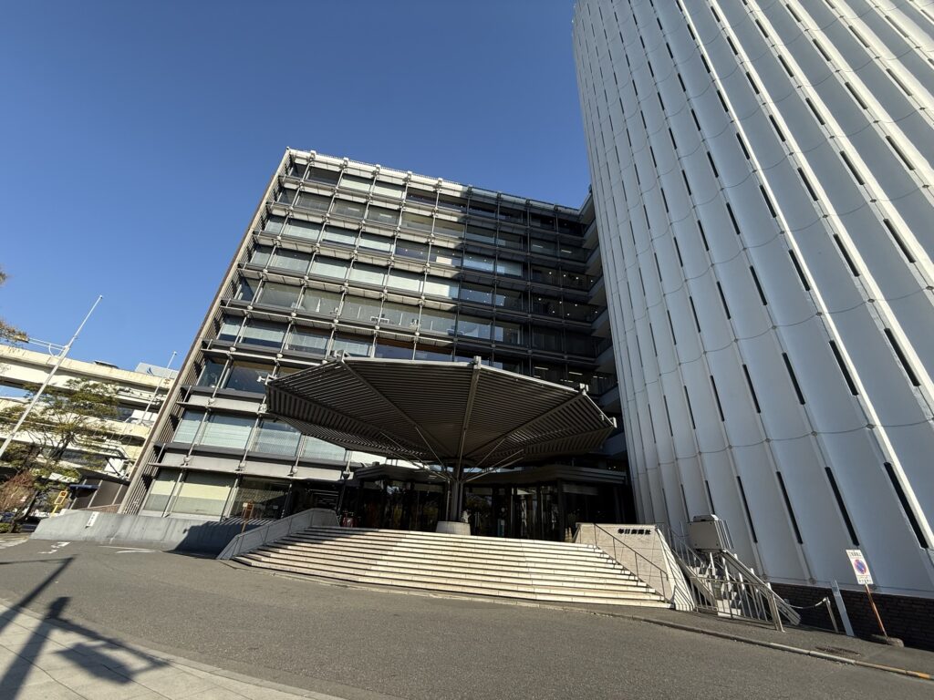 毎日新聞本社ビルの外観写真