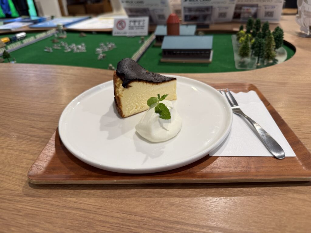 MILKLAND HOKKAIDO→TOKYOのしっとりバスクチーズケーキ写真