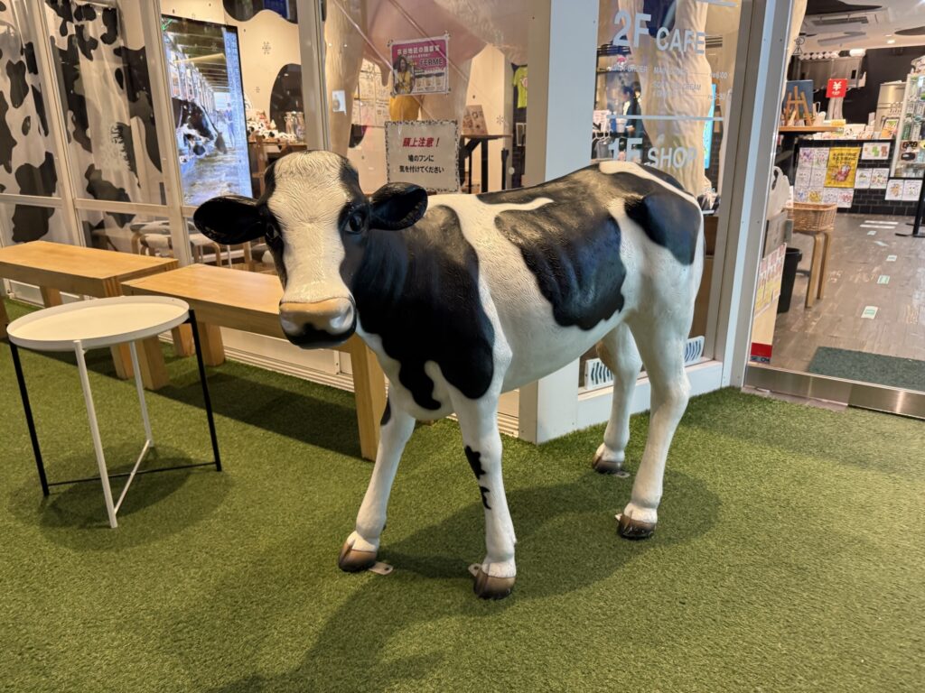 MILKLAND HOKKAIDO→TOKYOの店頭にある牛モニュメント写真