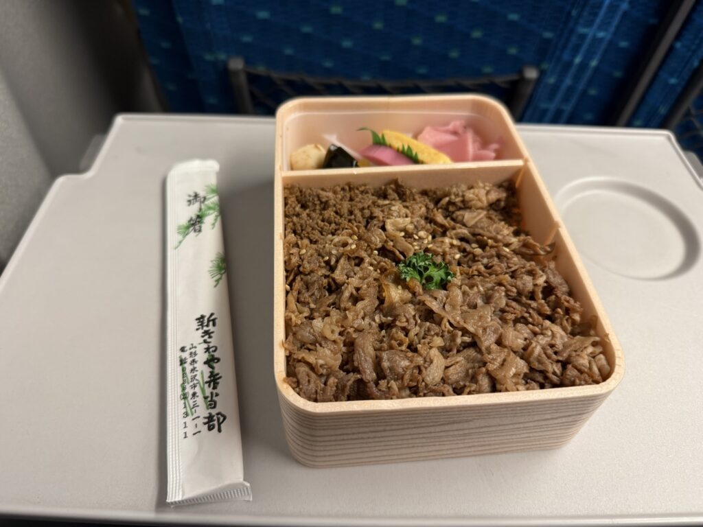 牛肉どまん中の中身|山形牛のそぼろとしぐれ煮が乗った人気駅弁のアップ写真