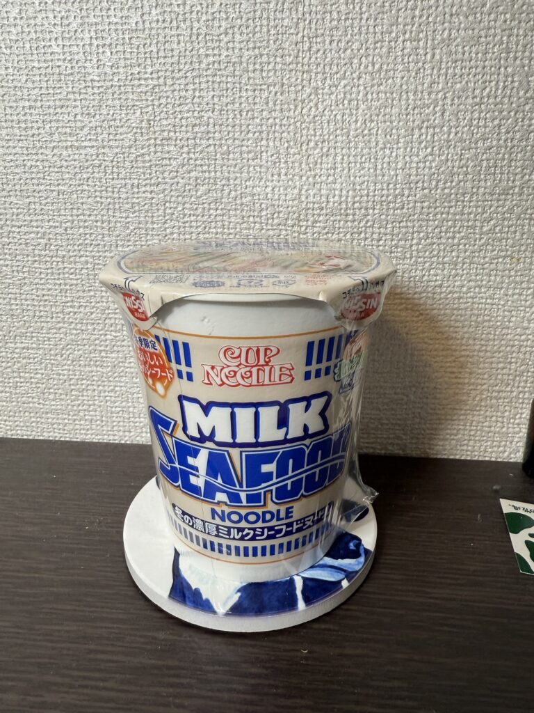 カップヌードル冬の濃厚ミルクシーフードヌードルのパッケージ写真