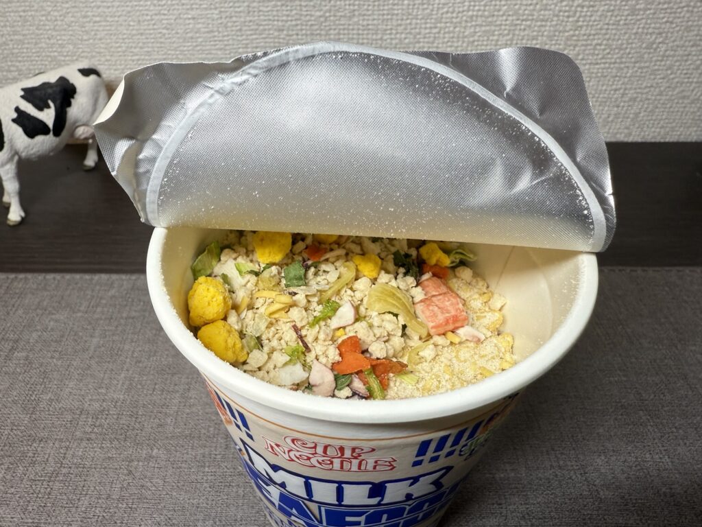 カップヌードル冬の濃厚ミルクシーフードヌードルの中身写真(お湯を注ぐ前)