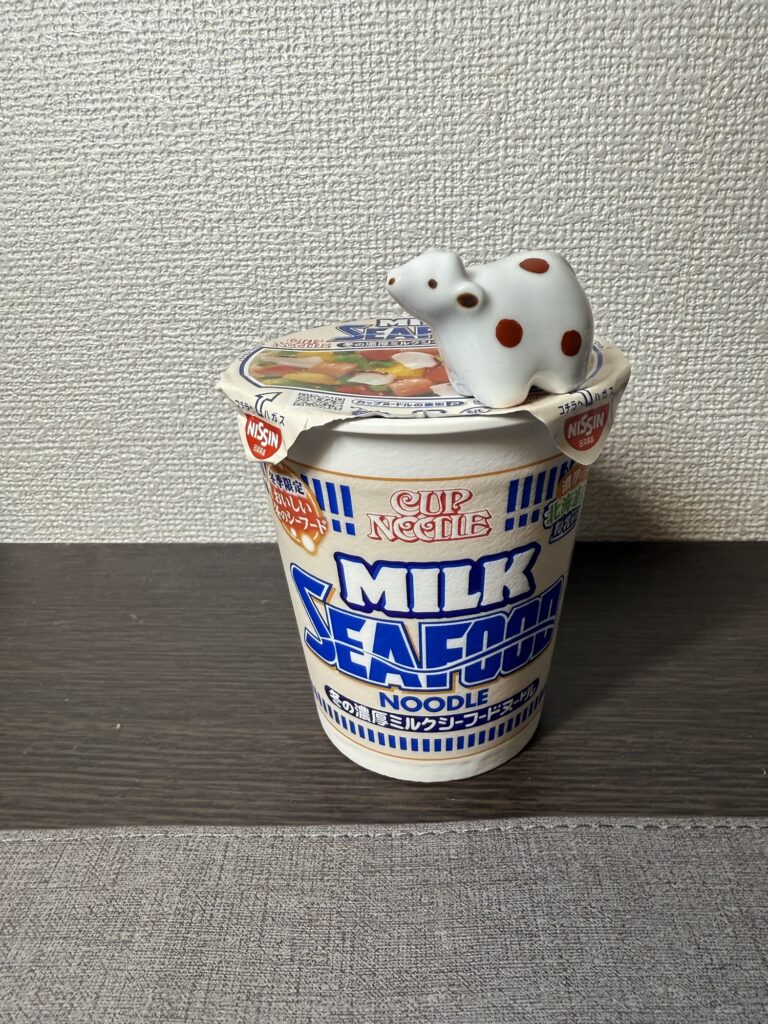 カップヌードル冬の濃厚ミルクシーフードヌードルの中身写真(お湯を注いで3分後)